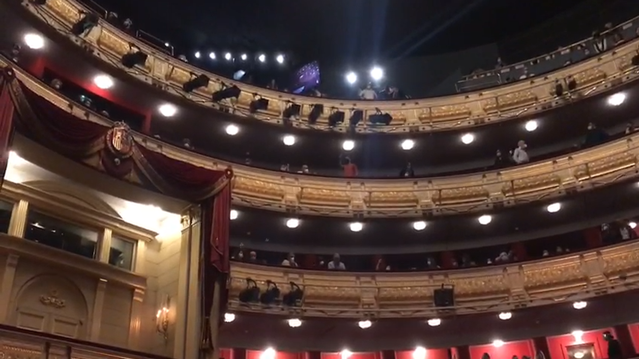 Suspenden la función en el Real tras la indignación de los asistentes por no respetar la distancia de seguridad