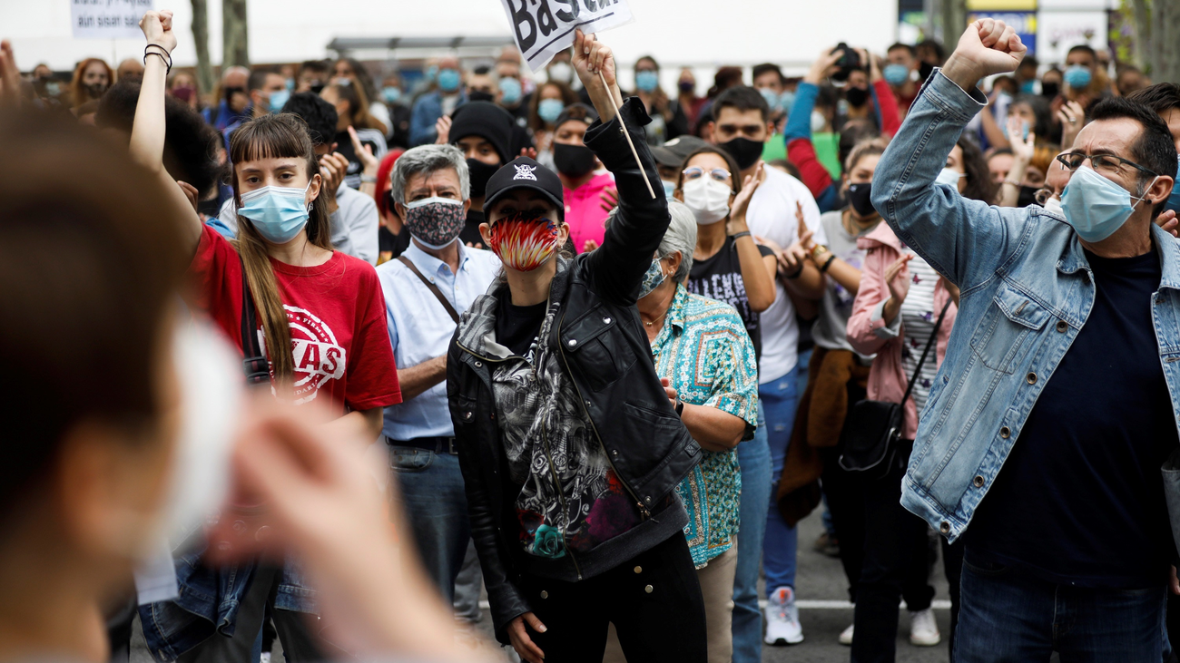 Miles de vecinos protestan contra las restricciones de movilidad