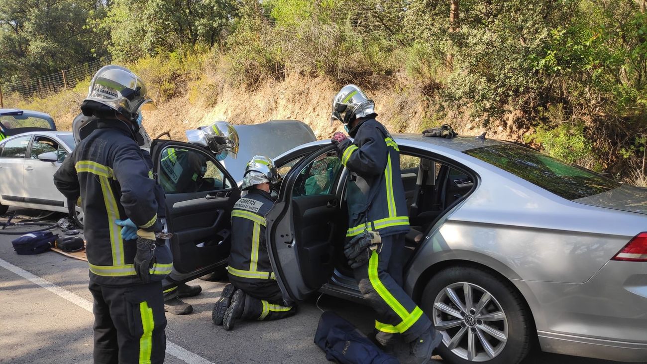 Bomberos rescatan a la herida del accidente