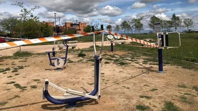 Paracuellos cierra zonas infantiles y deportivas y prohíbe la estancia en los parques