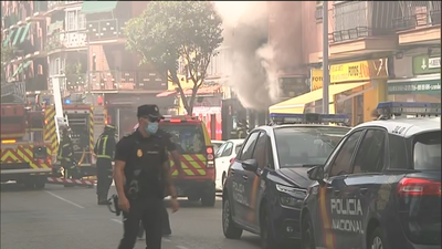Desalojados dos edificios de viviendas en Carabanchel por el incendio en una tienda