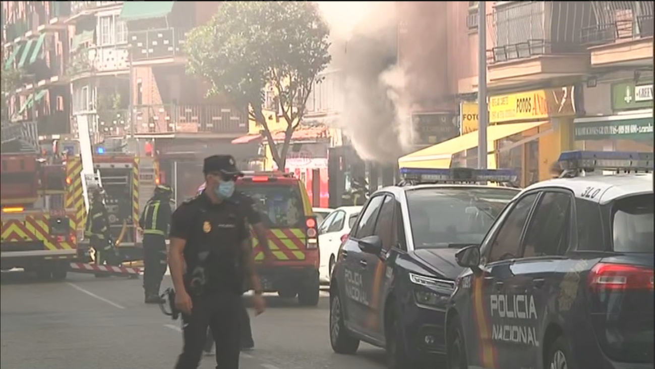 Desalojados dos edificios de viviendas en Carabanchel por el incendio en una tienda