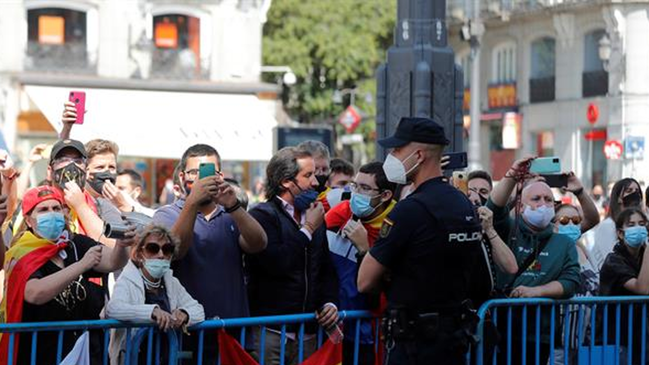 Decenas de personas protestan en Sol, con gritos "Sánchez, dimisión"