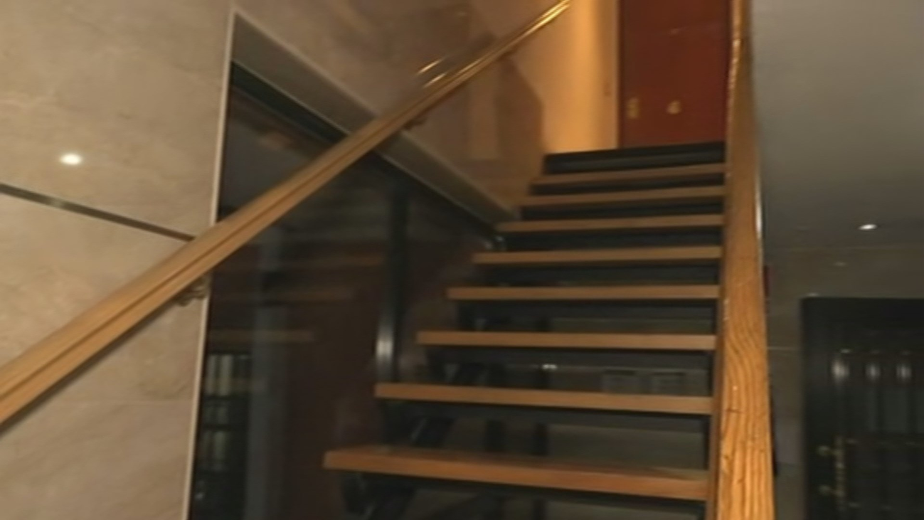 Estos vecinos de Ciudad Pegaso llevan pagando dos años un ascensor que no llega