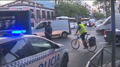 Almeida y el ministro Illa piden a los madrileños restringir al máximo la movilidad y las reuniones