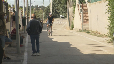 Atropellos y accidentes por construir un peligroso carril bici a las puertas de las casas en Móstoles