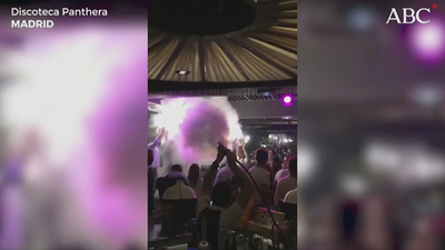 Clientes de fiesta, sin mascarilla, en un restaurante-espectáculo de Madrid