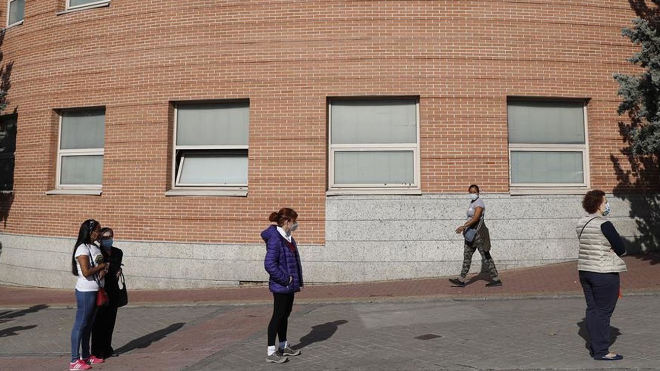 Varias personas esperan para entrar en un centro de salud de Madrid