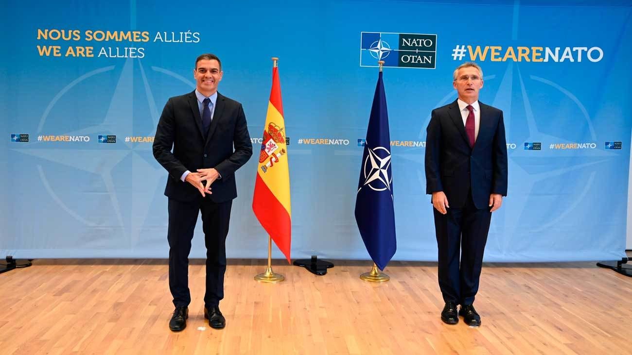 Pedro Sánchez posa junto al secretario general de la OTAN, Jens Stoltenberg