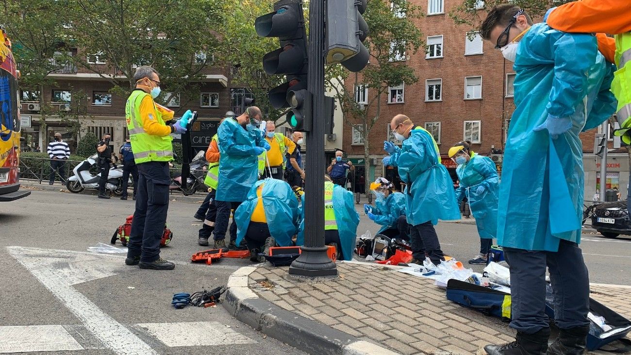 En estado crítico un motorista al impactar contra un semáforo en la glorieta de Santa María de la Cabeza