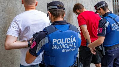 Dos detenidos en Puente de Vallecas tras chocar contra contenedores, vehículos y un restaurante tras una persecución policial