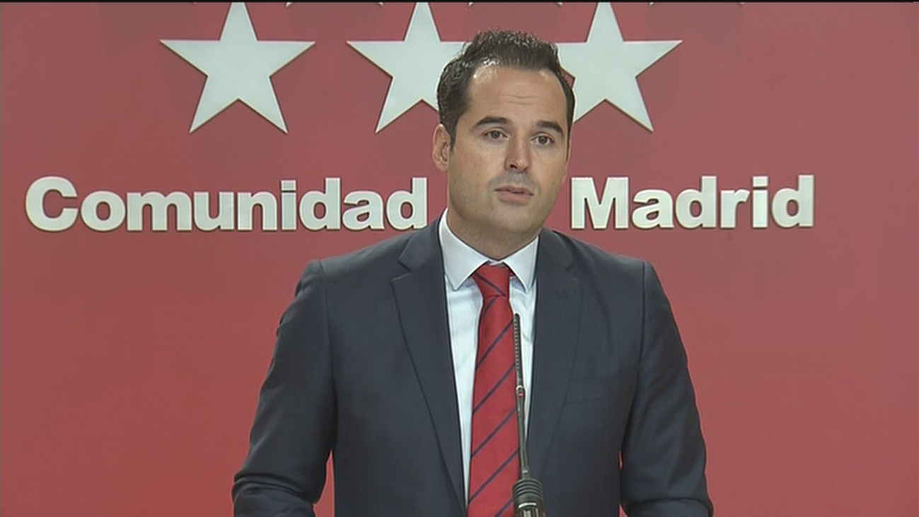 Madrid pide al Gobierno apoyo militar, 222 policías y una reforma exprés para traer 300 médicos extranjeros