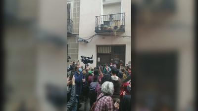 Intentan evitar el desahucio de un hombre de 85 años con cáncer terminal en Lavapiés