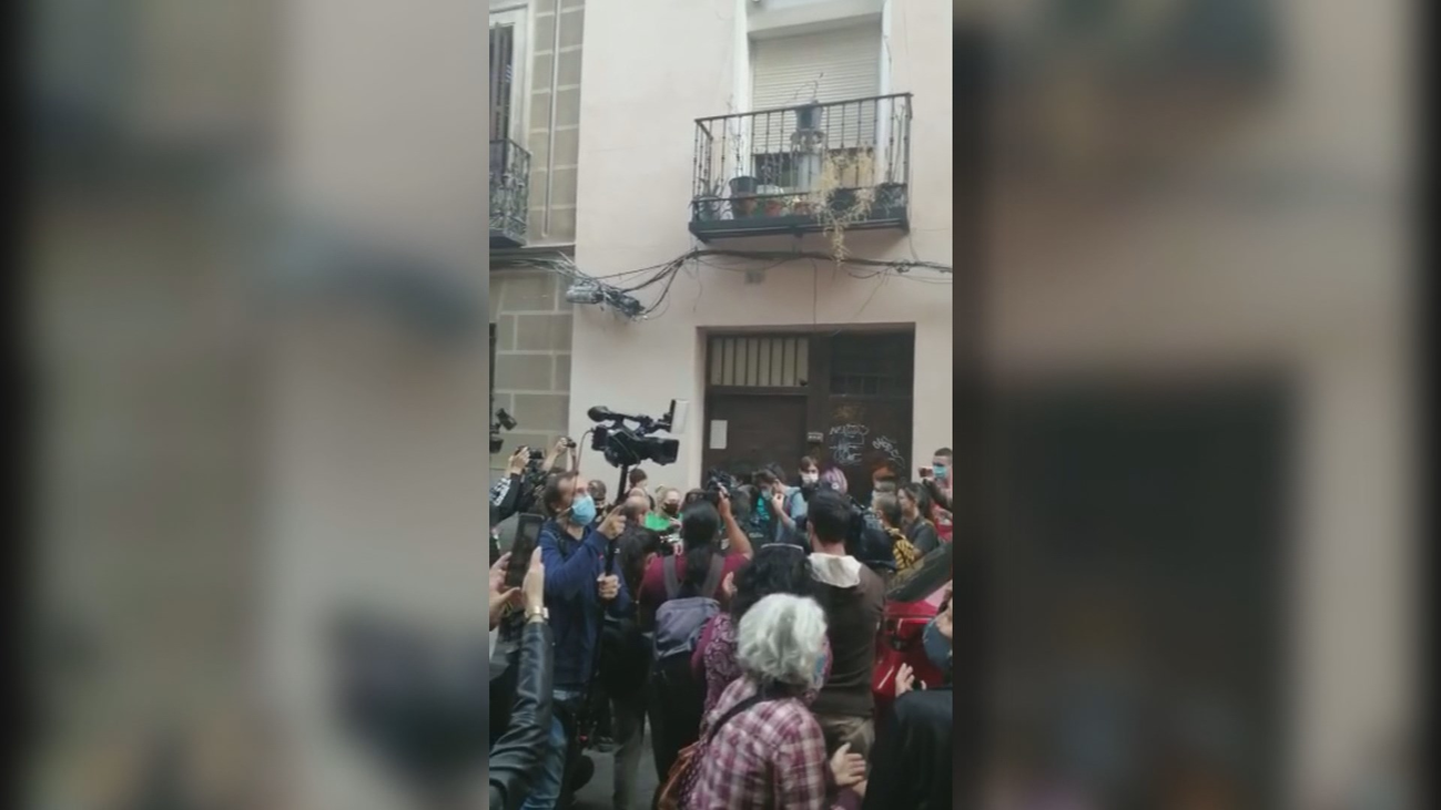 Intentan evitar el desahucio de un hombre de 85 años con cáncer terminal en Lavapiés