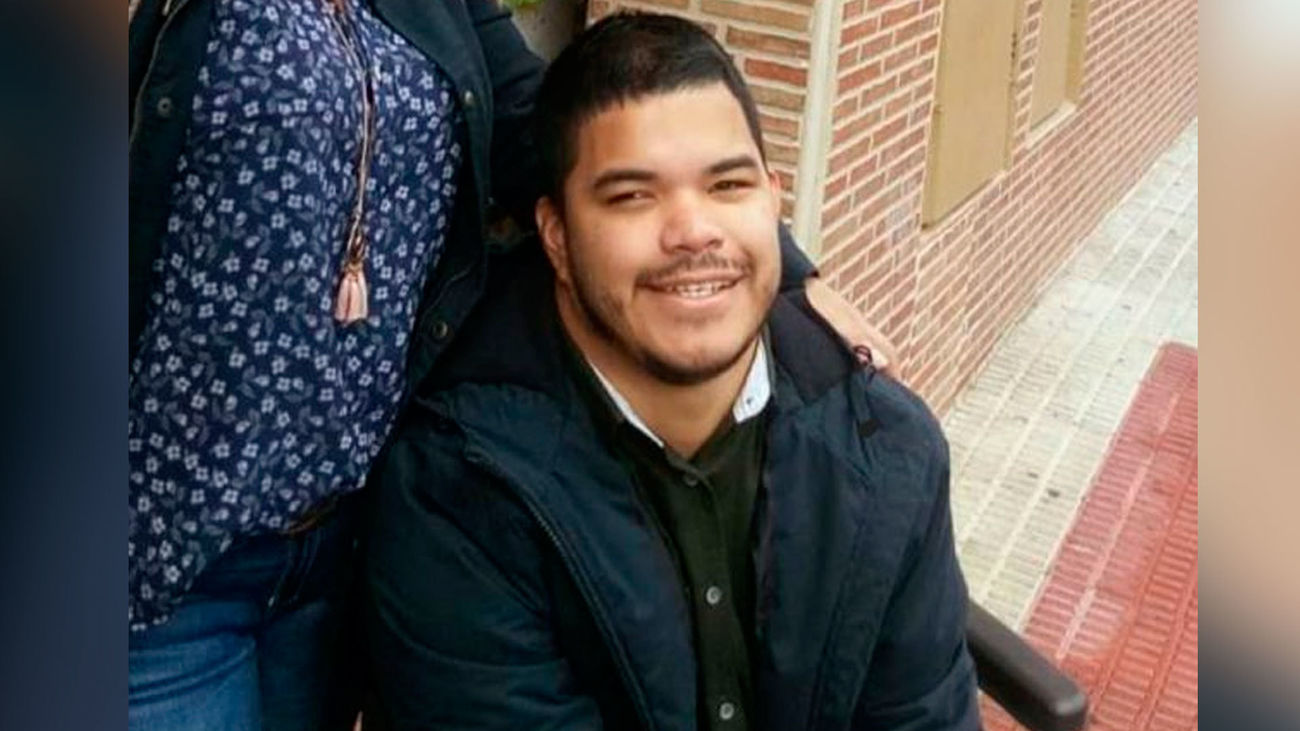 Carlos tiene 25 años, parálisis cerebral y una discapacidad motora del 90%