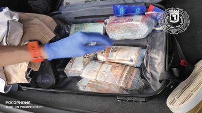 La Policía Municipal encuentra 59.000 euros en un coche accidentado en Puente de Vallecas