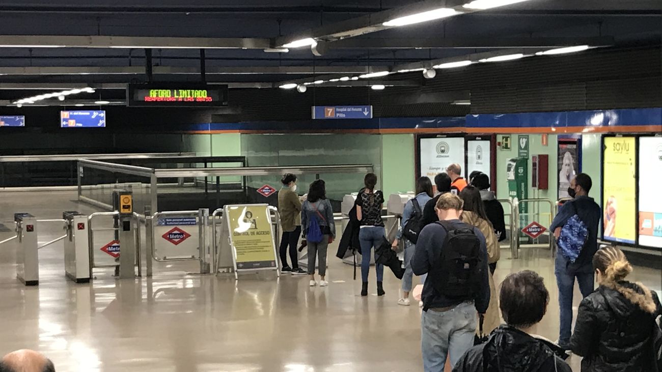 Largas colas en el acceso al metro en Alonso Cano