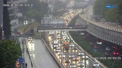 La lluvia provoca grandes atascos en las carreteras de Madrid