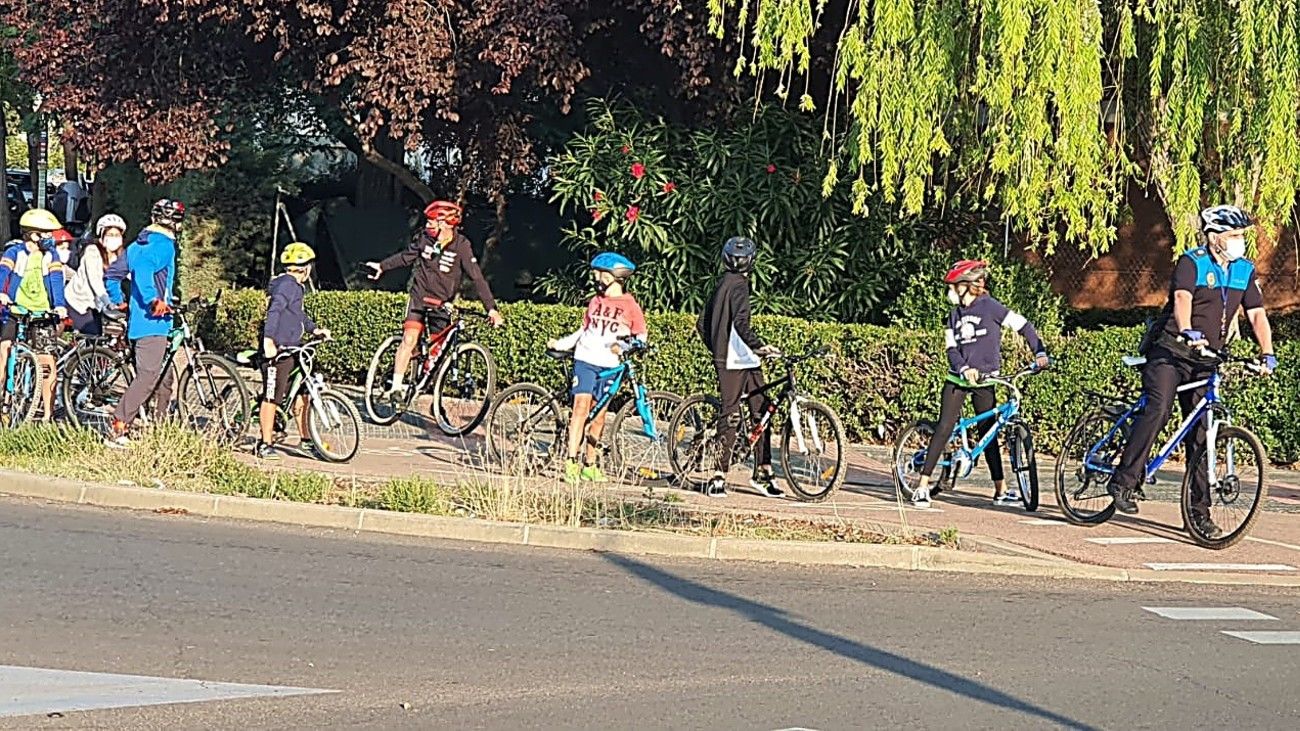 La Policía de Coslada acompaña a los escolares en su camino escolar en bicicleta