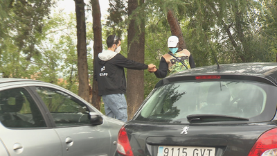 Quejas contra los "gorrillas" al aparcar en el Clínico San Carlos y en la Jiménez Díaz