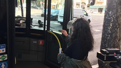 Increpada por intentar subir a un autobús sin mascarilla