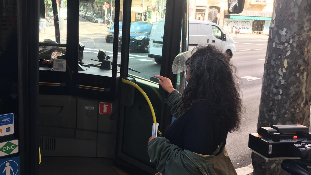 Increpada por intentar subir a un autobús sin mascarilla