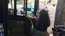 Increpada por intentar subir a un autobús sin mascarilla