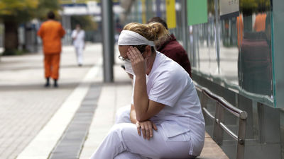 El presidente del Colegio de Médicos cree que estamos así porque "ha primado lo económico sobre lo sanitario"