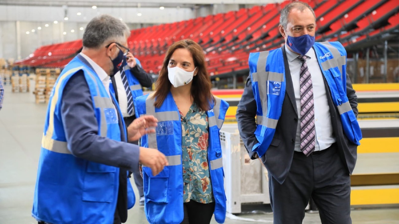 Sara Herández, alcaldesa de Getafe, visita la nueva nave de  Correos Express