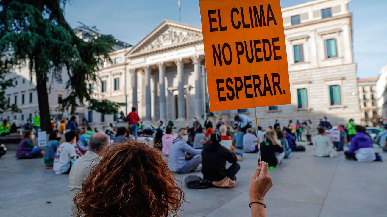 Miembros de la plataforma "Fridays for Future" Madrid se manifiesta a favor de la iniciativa internacional para conmemorar el Día de Acción Global por el clima