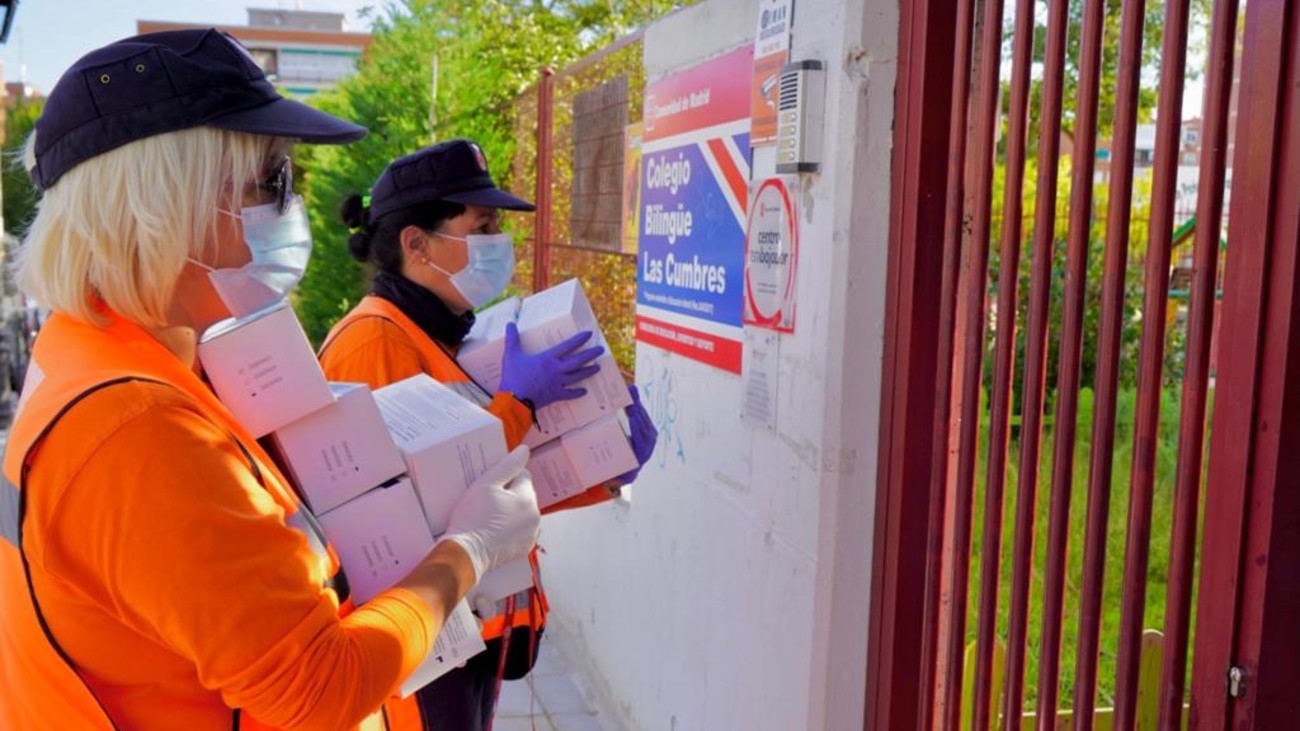 Protección Civil de Móstoles reparte mascarillas en los colegios