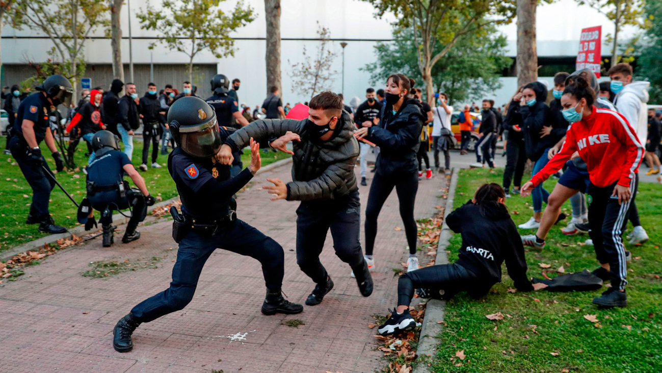 La carga policial en Vallecas enfrenta a los partidos en la Asamblea de Madrid