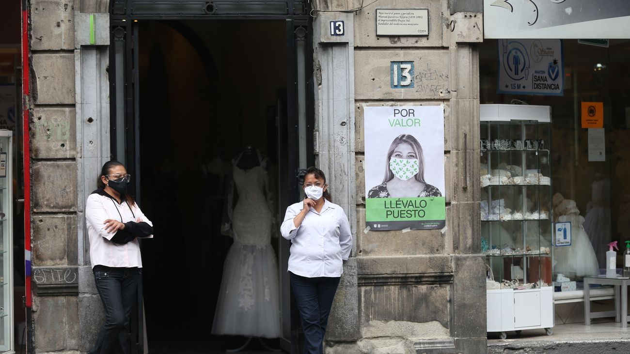 Vendedoras usan mascarillas para evitar el contagio con el coronavirus  en Ciudad de México