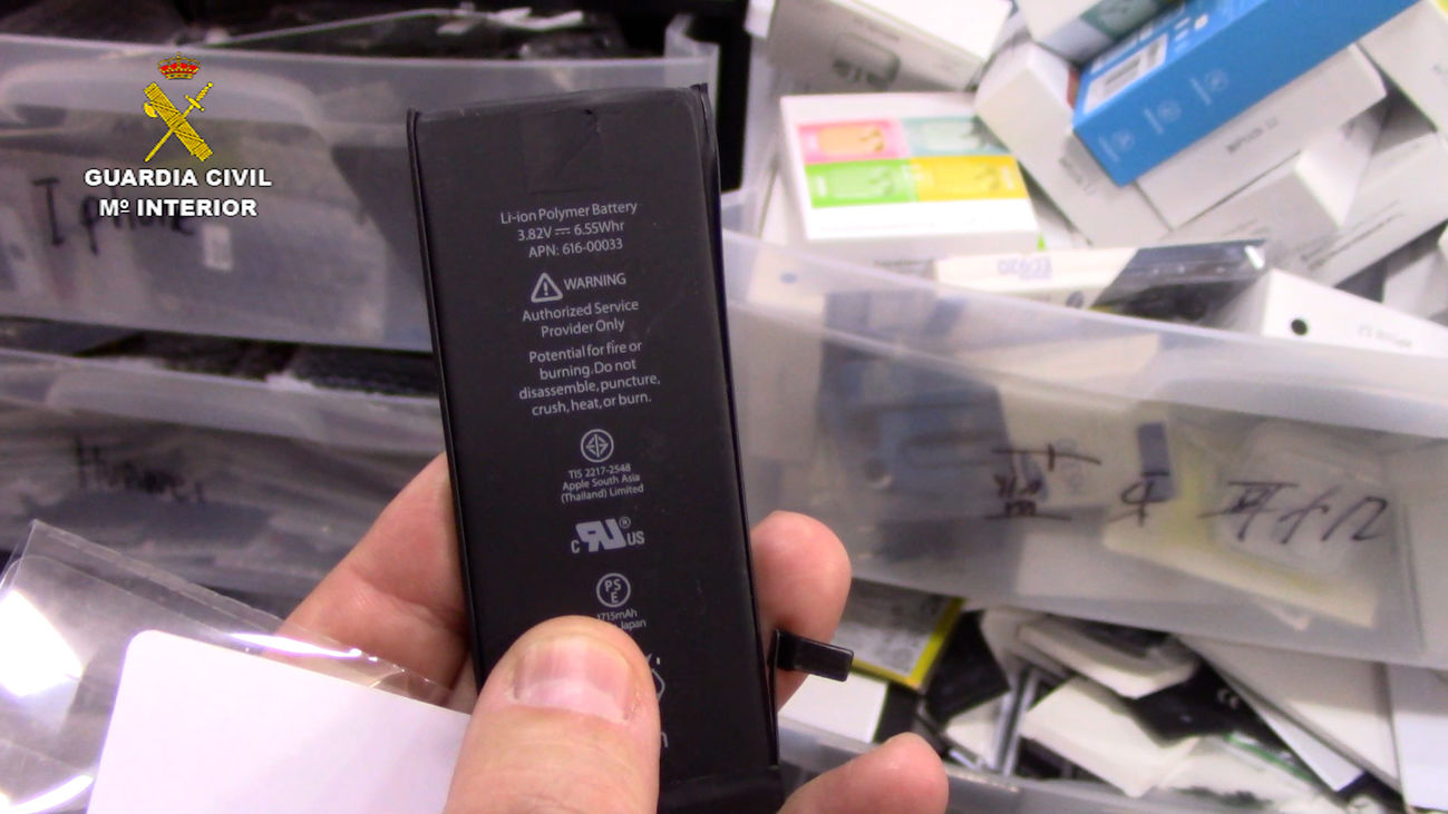 Intervenidos en Cobo Calleja 13.100 artículos de telefonía falsos