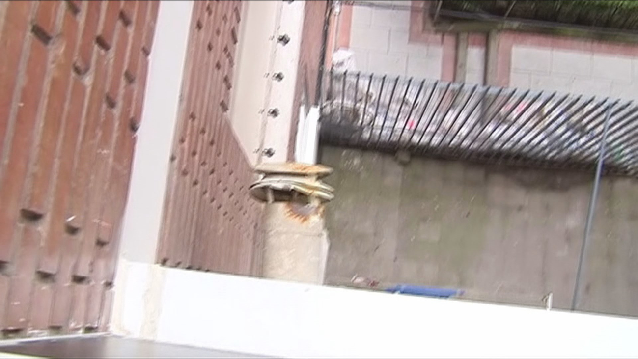 Vecinos de Alcorcón cansados del hedor de una de las viviendas