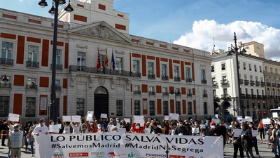 Centenares de personas rechazan  las medidas de Ayuso y piden su dimisión