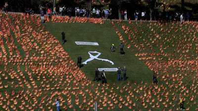 50.000 banderas de España recuerdan en el  Parque Roma de Madrid a las víctimas del covid-19