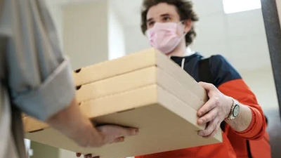 Parla anima a comprar en un centenar de pequeños comercios en zonas restringidas que hacen reparto a casa