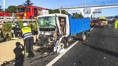 Un herido grave en un accidente entre dos camiones en la A-6 en Las Rozas