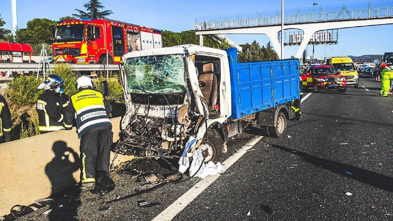 Un herido grave en un accidente entre dos camiones en la A-6 en Las Rozas