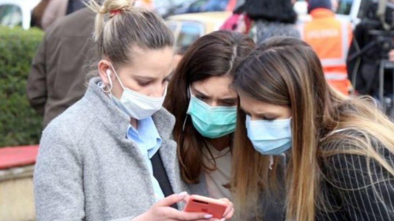 Jóvenes con mascarilla