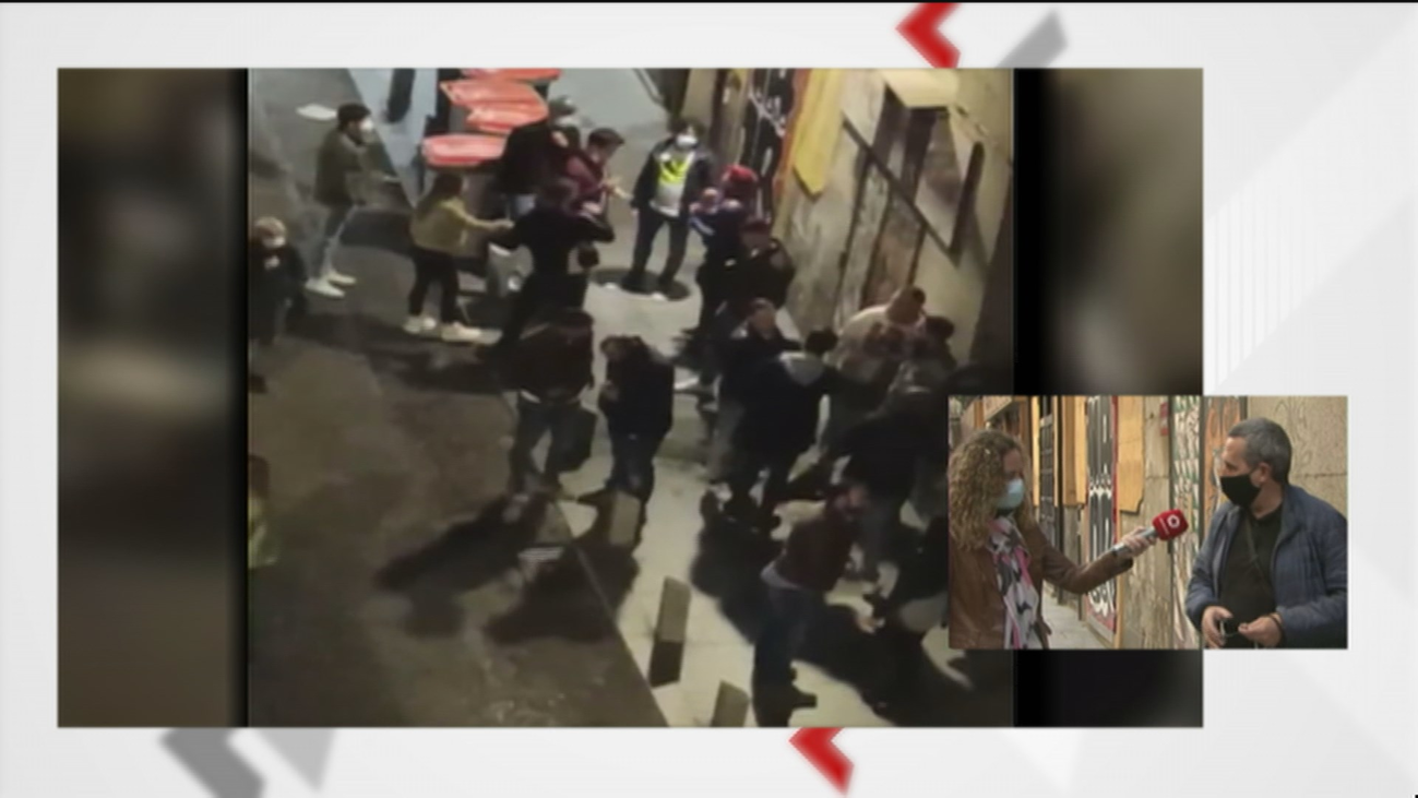 Ruido y alcohol por las noches en la Cava Baja con grupos de gente sin mascarilla y sin distancia