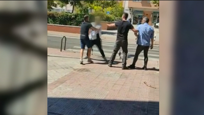 Le patean la cabeza porque no tenía reparado su teléfono móvil