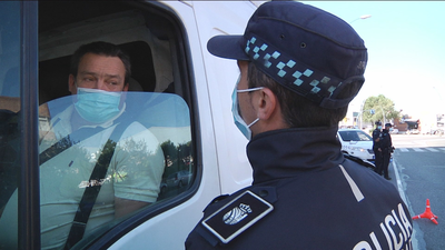 Nos colamos en un control informativo de la Policía Local en Fuenlabrada