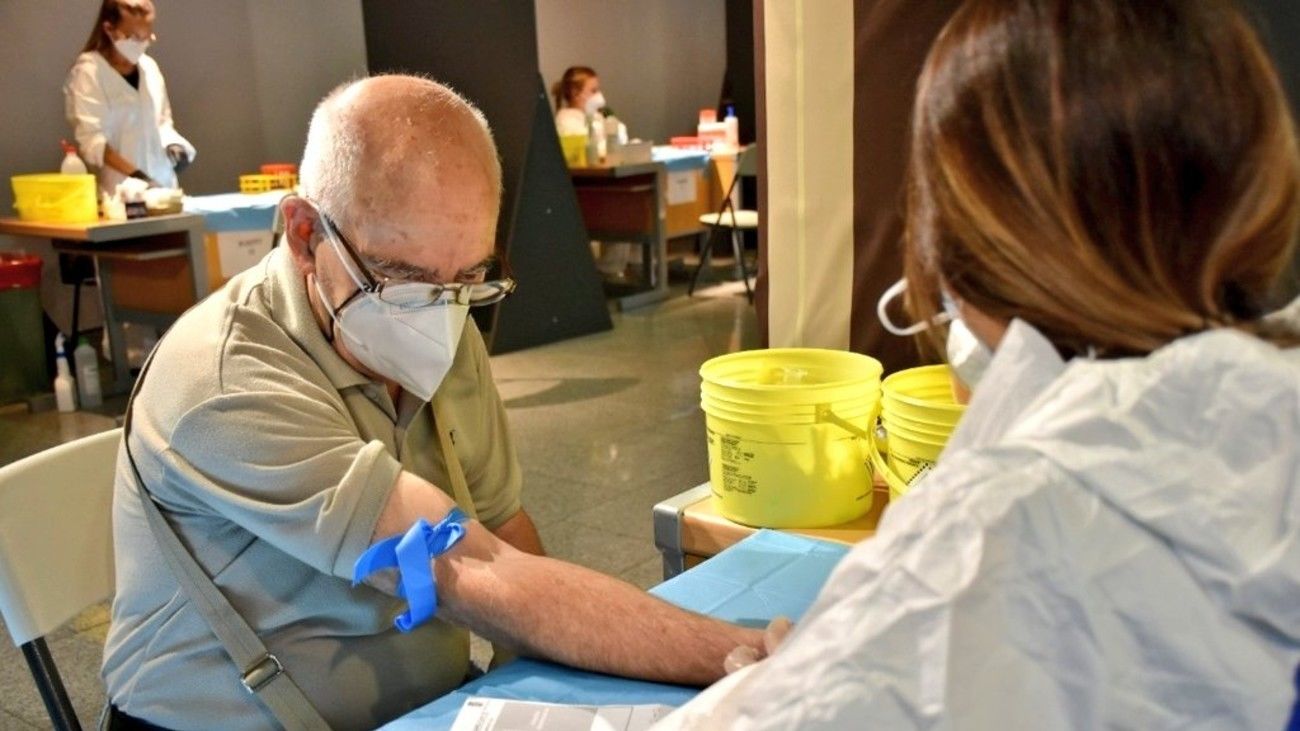 Una persona mayor se somete a una prueba para detectar la infección por coronavirus