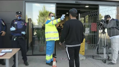 Madrid comienza a realizar los test de antígenos con 1.000 vecinos de Puente de Vallecas