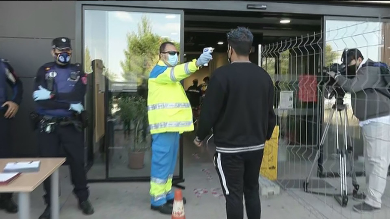 Madrid comienza a realizar los test de antígenos con 1.000 vecinos de Puente de Vallecas