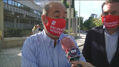 Caravana de protesta de los hosteleros madrileños para pedir la prórroga de los ERTEs