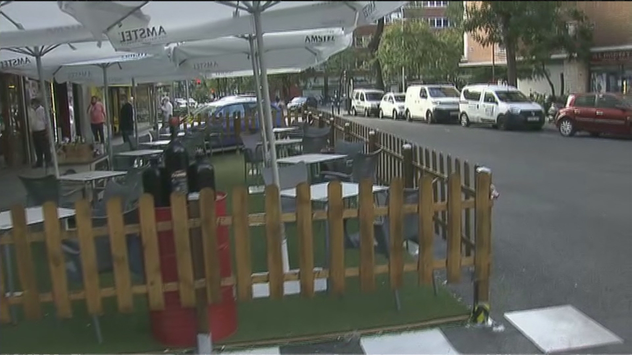 Los vecinos de Chamberí piden una rebaja en el SER por las 800 plazas de aparcamiento ocupadas por terrazas