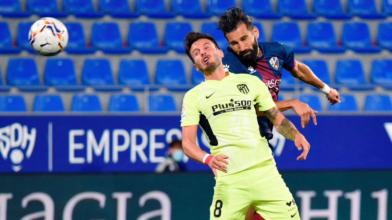 Saúl pelea por el control del balón con Siovas, durante el partido de la cuarta jornada de Liga en Primera División entre la SD Huesca y el Atlético de Madrid